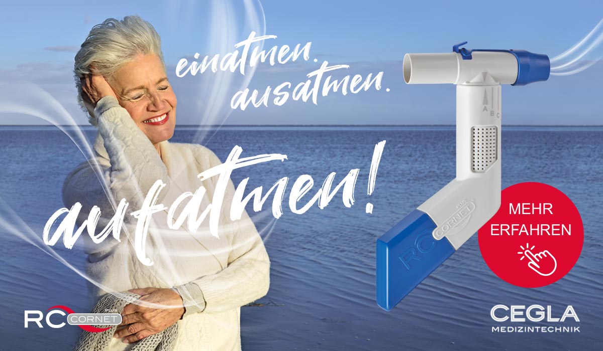 Lächelnde ältere Frau am Meer; RC-CORNET® PLUS mit deutschem Text und Logo von CEGLA Medizintechnik abgebildet.