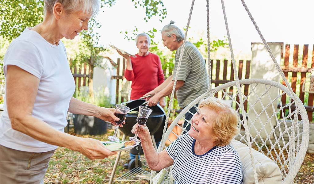 Senioren beim gemütlichen Grillabend. Schadet Alkohol der Lunge?