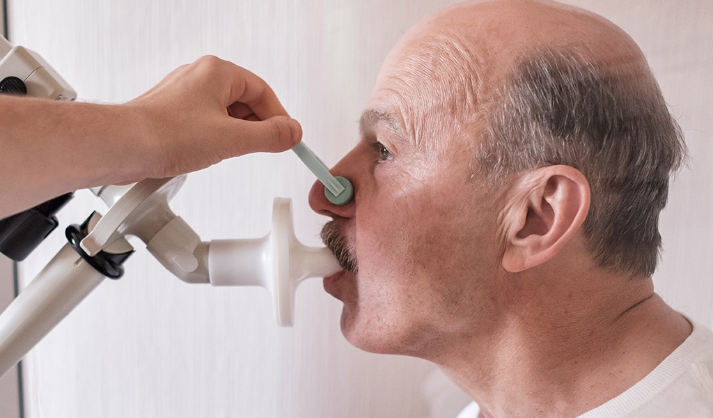 Mann bei einem Test der Atmungsfunktion durch Spirometrie