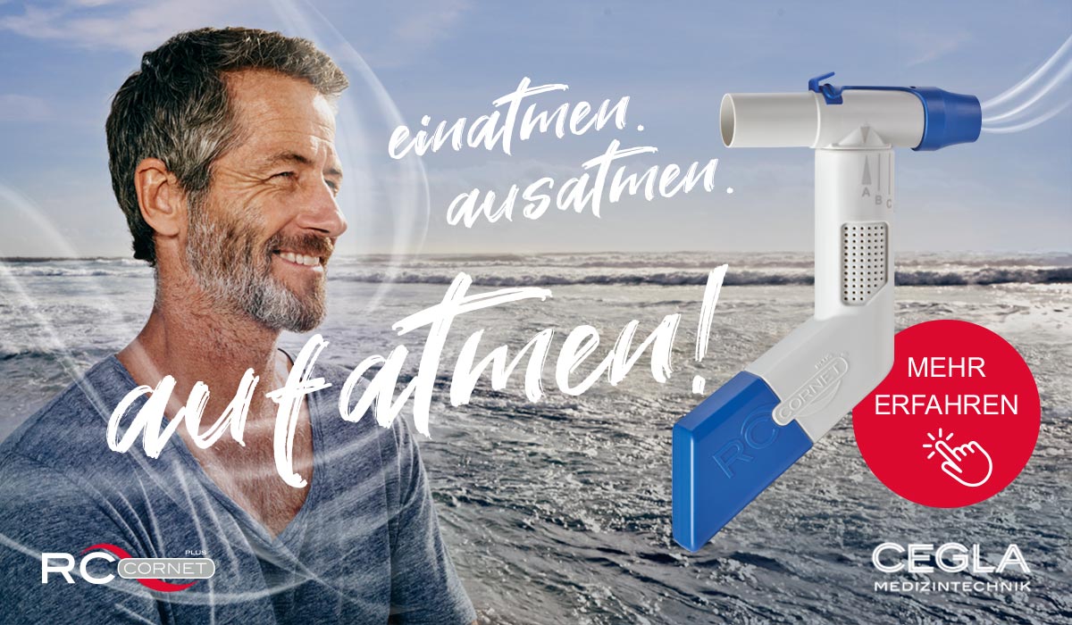 Lächelnder Mann am Meer mit einem RC-CORNET® PLUS und einem Text auf Deutsch, der für leichteres Atmen wirbt.