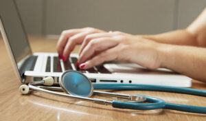 digitale patientenakte aerztin laptop