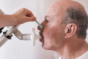 Mann bei einem Test der Atmungsfunktion durch Spirometrie