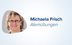 Porträt einer Frau mit Brille, Text „Michaela Frisch Atemübungen“ auf hellem Hintergrund.