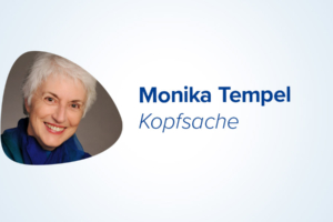 Lächelnde ältere Frau mit kurzen weißen Haaren neben dem Text Monika Tempel Kopfsache auf hellem Hintergrund.