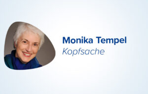 Lächelnde ältere Frau mit kurzen weißen Haaren neben dem Text Monika Tempel Kopfsache auf hellem Hintergrund.
