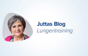 Portrait einer älteren Frau mit kurzen grauen Haaren neben dem Text Juttas Blog Lungentraining.